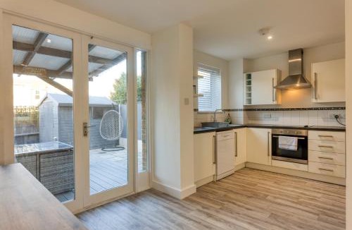 Ramsgate House | Casa Cella - Central modern house with driveway & garden