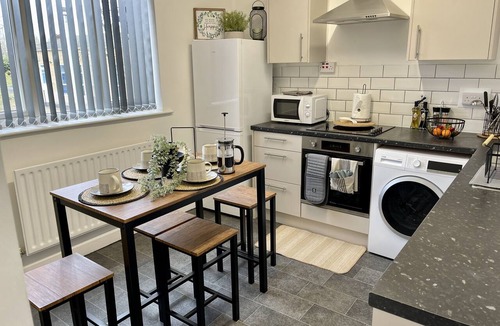 Wolverhampton Apartment | Casa Lobo's Beautiful Suites +free offroad parking -Suite#2