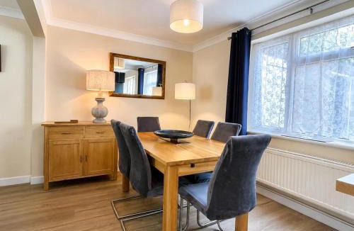Marston Moretaine House | Casa Rossi Home in Bedford 9 mins to M1 With Free Parking