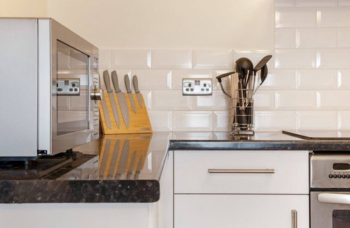 Cheltenham Apartment | Central 1 BD + Sofa Bed - 2 mins to Centre