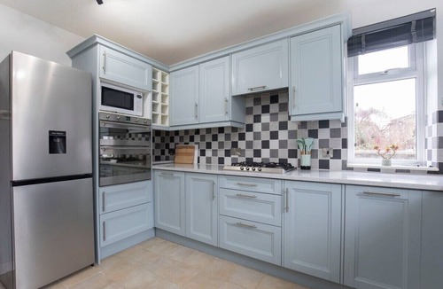 Cheltenham Apartment | Central 1 Bedroom Apartment with Parking