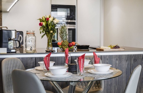 Kilburn Apartment | Central 3 bedroom Apt/en-suite with a View.