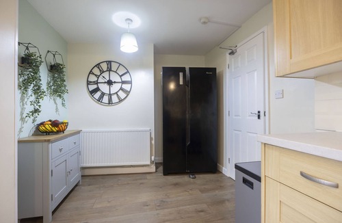 Gloucester House | Central 5 Bedroom Home Close to Gloucester City
