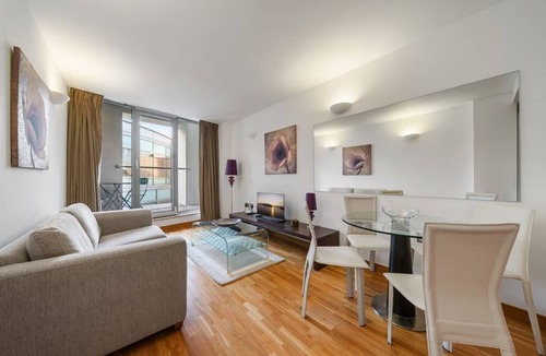 Farringdon Apartment | Central and Elegant City Apt with Balcony