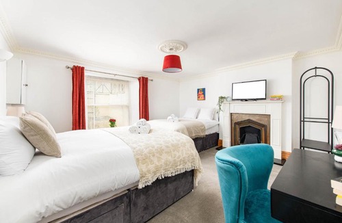 Southville Apartment | Central Basement Flat-Parking-By FabAccommodation