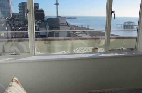 Hove Apartment | Central Beachfront Penthouse with private sun/roof terrace