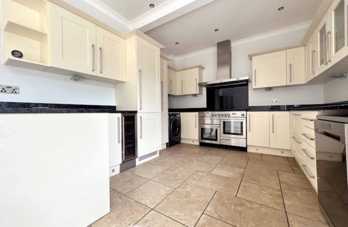 Bournemouth House | Central Elegance: Chic Family Abode with Lush Garden for kids, BBQ, and Hot Tub