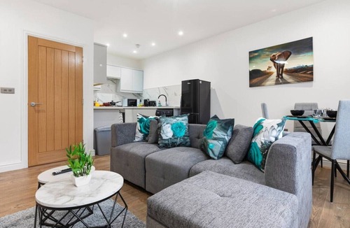 Offerton Apartment | Central | FREE parking | Connections to Manchester
