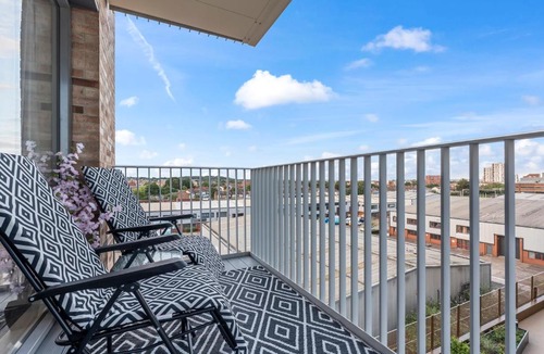 Marlborough Apartment | Central Harrow Balcony Sleeps 6 10 Mins To Wembley