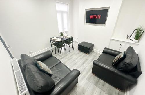 Liverpool House | Central Location Liverpool, Modern Home, 4 BR, Sleeps 9, Free Parking