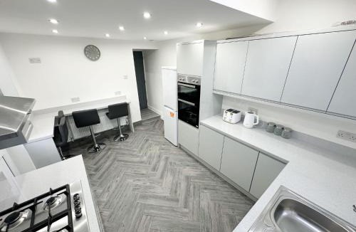 Liverpool House | Central Location Liverpool, Modern Home, 4 BR, Sleeps 9, Free Parking