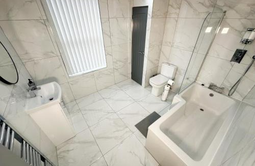 Liverpool House | Central Location Liverpool, Modern Home, 4 BR, Sleeps 9, Free Parking