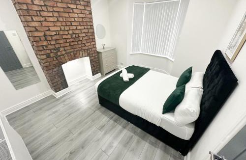 Liverpool House | Central Location Liverpool, Modern Home, 4 BR, Sleeps 9, Free Parking
