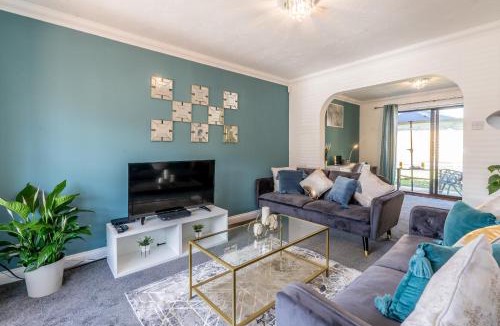 Milton Keynes House | CENTRAL MK- 3Bed, 2 Bath house for LONG TERM CONTRACTOR Stays, free parking for 2 vehicles, DESK & GARDEN space managed by CHIQUE PROPERTIES LTD