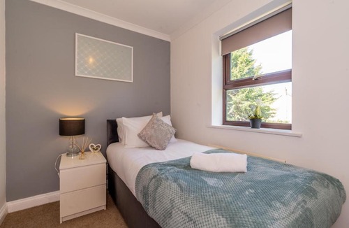 Milton Keynes House | CENTRAL MK- 3Bed, 2 Bath house for LONG TERM CONTRACTOR Stays, free parking for 2 vehicles, DESK & GARDEN space managed by CHIQUE PROPERTIES LTD