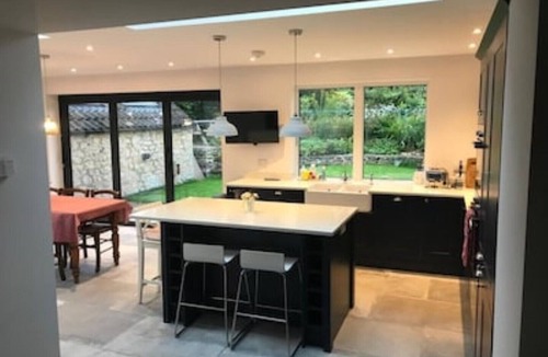 Helmsley House | Central Modern open plan house 3 ensuite bedrooms, dog friendly.