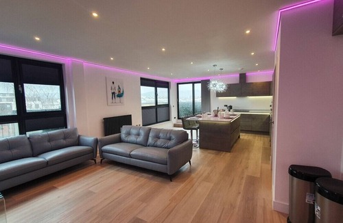 Cheltenham Condo | Central Penthouse with Hot Tub & Views 24