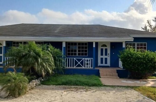 Farmer's Hill House | Centrally located family oriented near grocery store, airport, and beach
