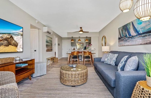 Kihei House | Centrally Located Modern Vistas