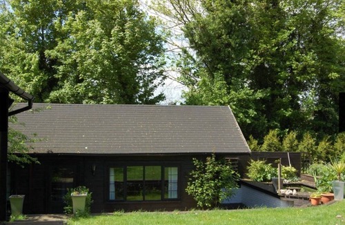 Chalfont St Peter Ski Chalet | Chalet in beautiful gardens 20 mins from London