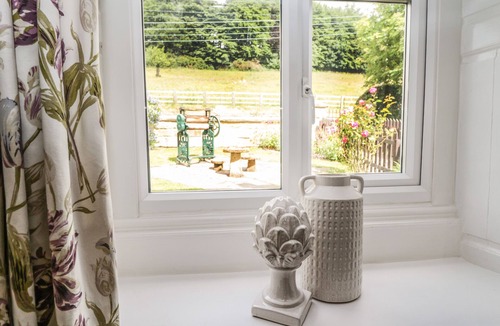 Redcar Cottage | CHAPEL COTTAGE, pet friendly, with open fire in Saltburn-By-The-Sea