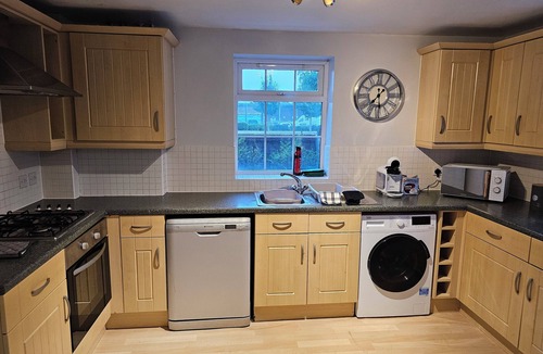 Gloucester Apartment | Charming 2-bedroom apartment in Quedgeley with WiFi access