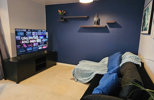 Gloucester Apartment | Charming 2-bedroom apartment in Quedgeley with WiFi access