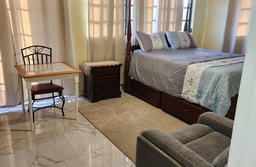 Nassau Bed & Breakfast | Charming 2-bedroom bed & breakfast in brilliant Nassau with AC, WiFi
