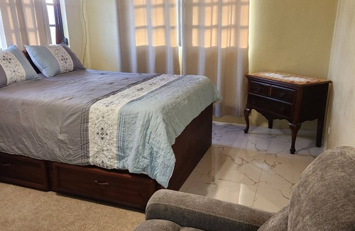 Nassau Bed & Breakfast | Charming 2-bedroom bed & breakfast in brilliant Nassau with AC, WiFi