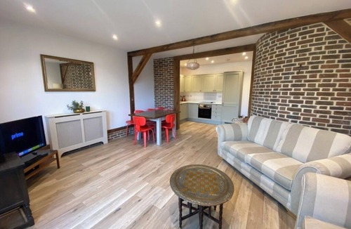 Newmarket House | Charming 2-bedroom barn in Weston Green with WiFi