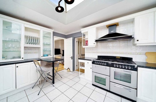 Dagenham House | Charming 3-Bedroom Bungalow in London