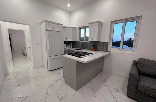 Farmer's Hill Villa | Charming 3-bedroom house in Ocean Addition West.