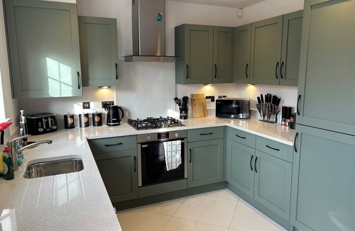 Ault Hucknall House | Charming 3-bedroom house in Van Dyk Village, Chesterfield, with WiFi and parking