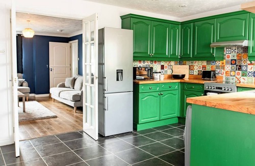 Bedford House | Charming 3-Bedroom House with Jacuzzi in Stewartby