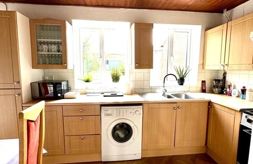Luton House | Charming 3-bedroom house 8 min away from Luton station, Mall and Luton Airport