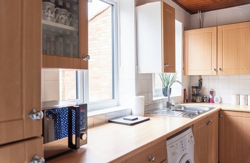Luton House | Charming 3-bedroom house 8 min away from Luton station, Mall and Luton Airport