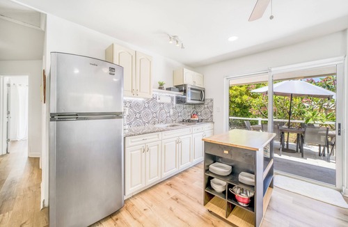 Windsor Park Apartment | Charming 3 Bedroom Suite 200 steps to Beach, car available