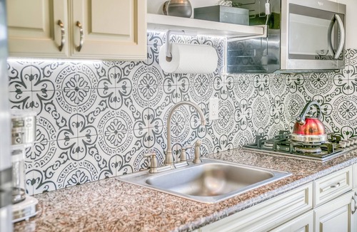 Windsor Park Apartment | Charming 3 Bedroom Suite 200 steps to Beach, car available