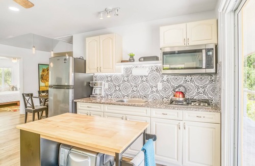 Windsor Park Apartment | Charming 3 Bedroom Suite 200 steps to Beach, car available