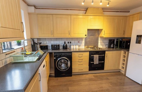 Gloucester House | Charming 5-Bedroom Townhouse in Central Gloucester