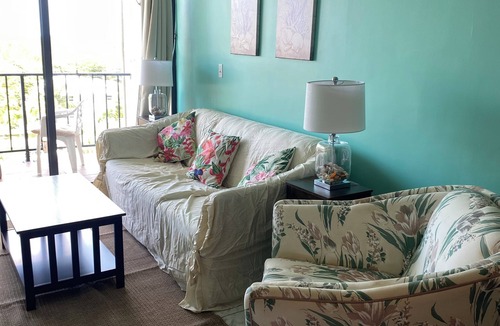 Williams Town Condo | Charming beach front condo, Freeport ,Coral Beach, with AC/WiFi, salon/spa, pool