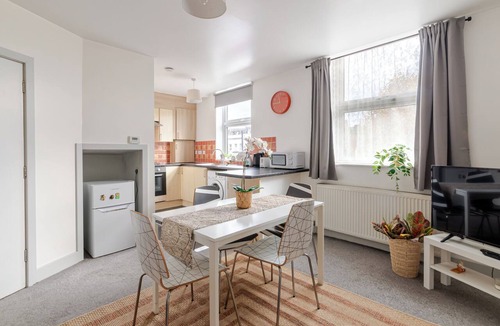 Addison Apartment | Charming Bright & Cosy Flat in West London
