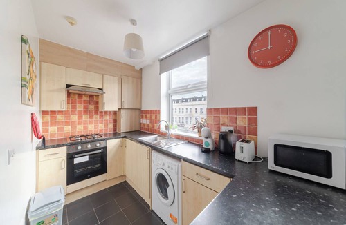Addison Apartment | Charming Bright & Cosy Flat in West London