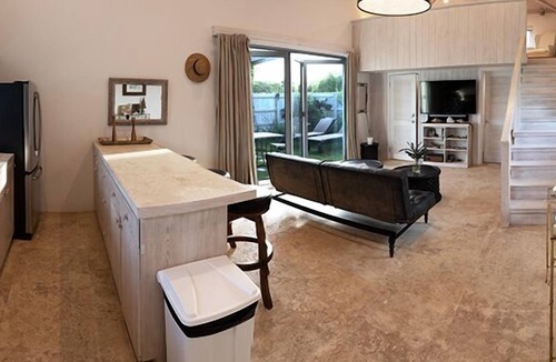 North Palmetto Point Cottage | Charming Cottage Walk to Beach and Pool. Resort Privileges