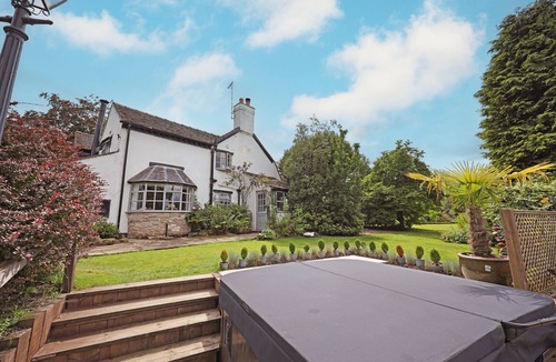 Forsbrook Cottage | Charming Country Cottage Retreat with Hot tub/Sauna/Cold Plunge Pool & Lake View