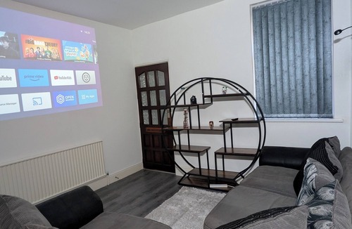 Oadby House | Charming Cozy 4-bedroom house with Projector, Snack cupboard, Highspeed WI-FI