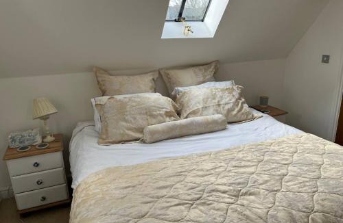 Silsoe House | Charming Detached Cottage Guest Room in Silsoe Village