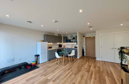 Woking Apartment | Charming Flat Near London Attractions