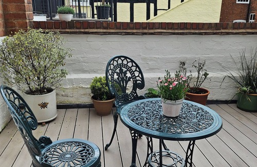 Shrewsbury House | Charming hideaway in Shrewsbury town centre with free secure parking.