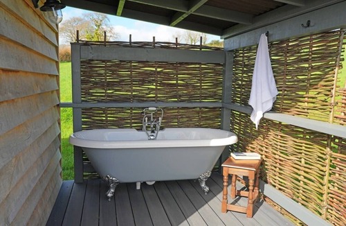 Sidmouth Cabin | Charming Hut with Outdoor Bath & Decking, Sea Views